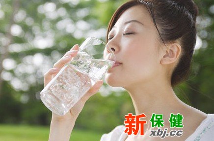 喝水擺脫皮膚干燥