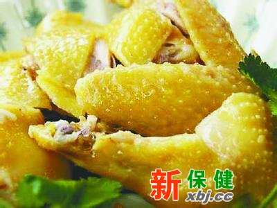 超市的速凍雞和市場(chǎng)上的現(xiàn)宰雞