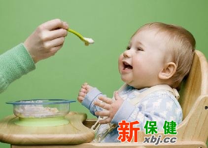 在臥室里緩慢地吃份營(yíng)養(yǎng)早餐